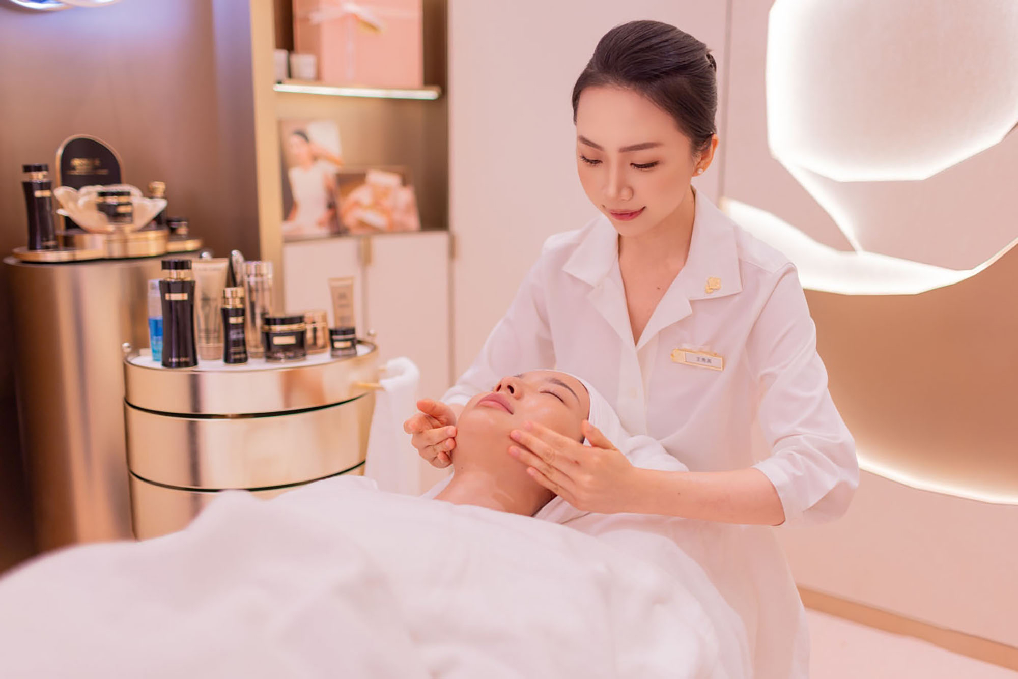 Bringing a Rose Manor from Grasse to Hainan a